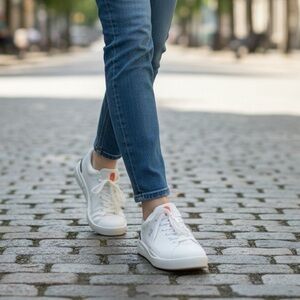 ON RUNNING The Roger Advantage Tennis Shoe in White 7.5